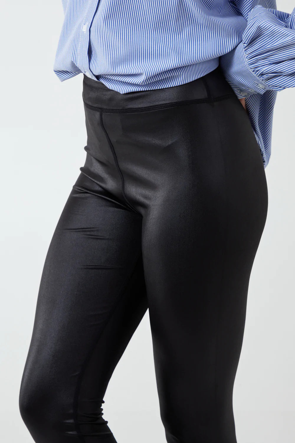 Pieces Shiny Leather Look leggings in Black | Lyst
